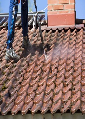 Demoussage de toiture à Enghien-les-Bains dans le 95